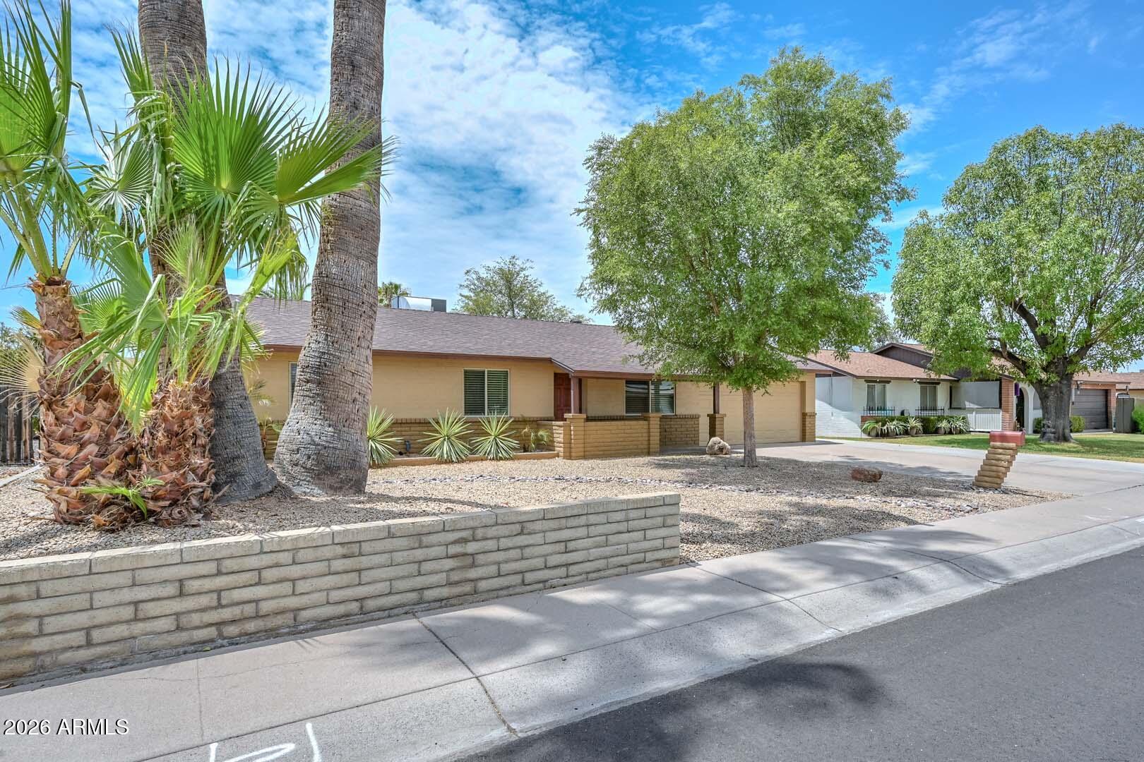 3957 W DESERT HILLS Drive