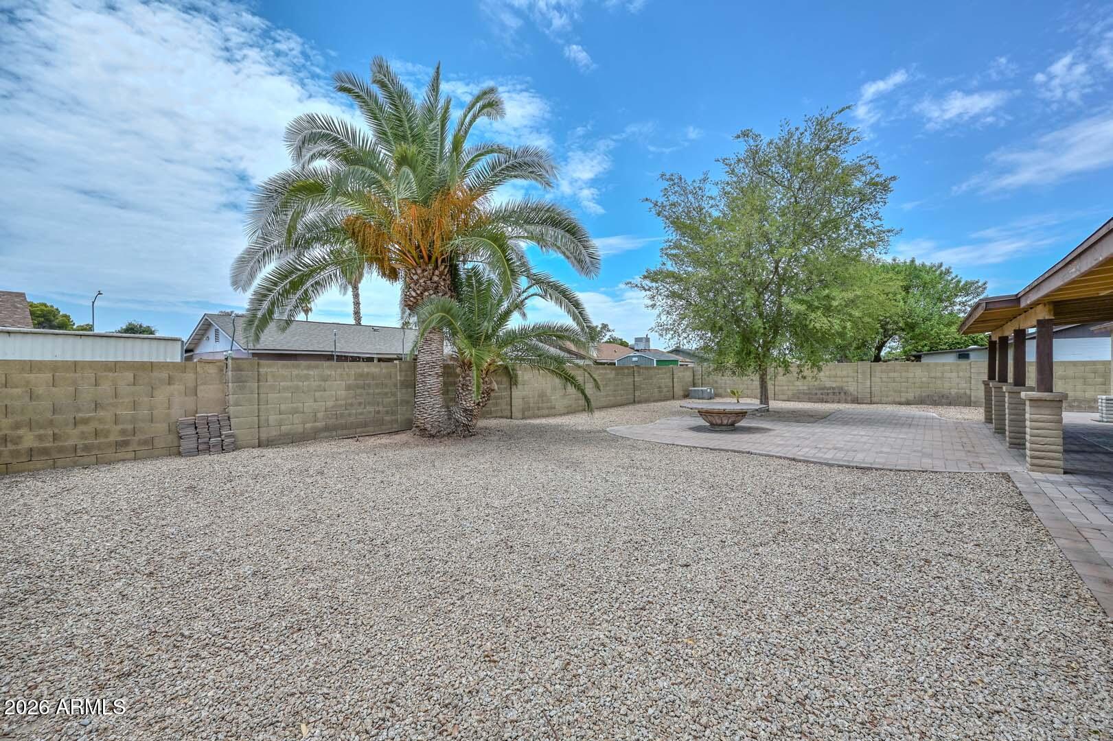 3957 W DESERT HILLS Drive