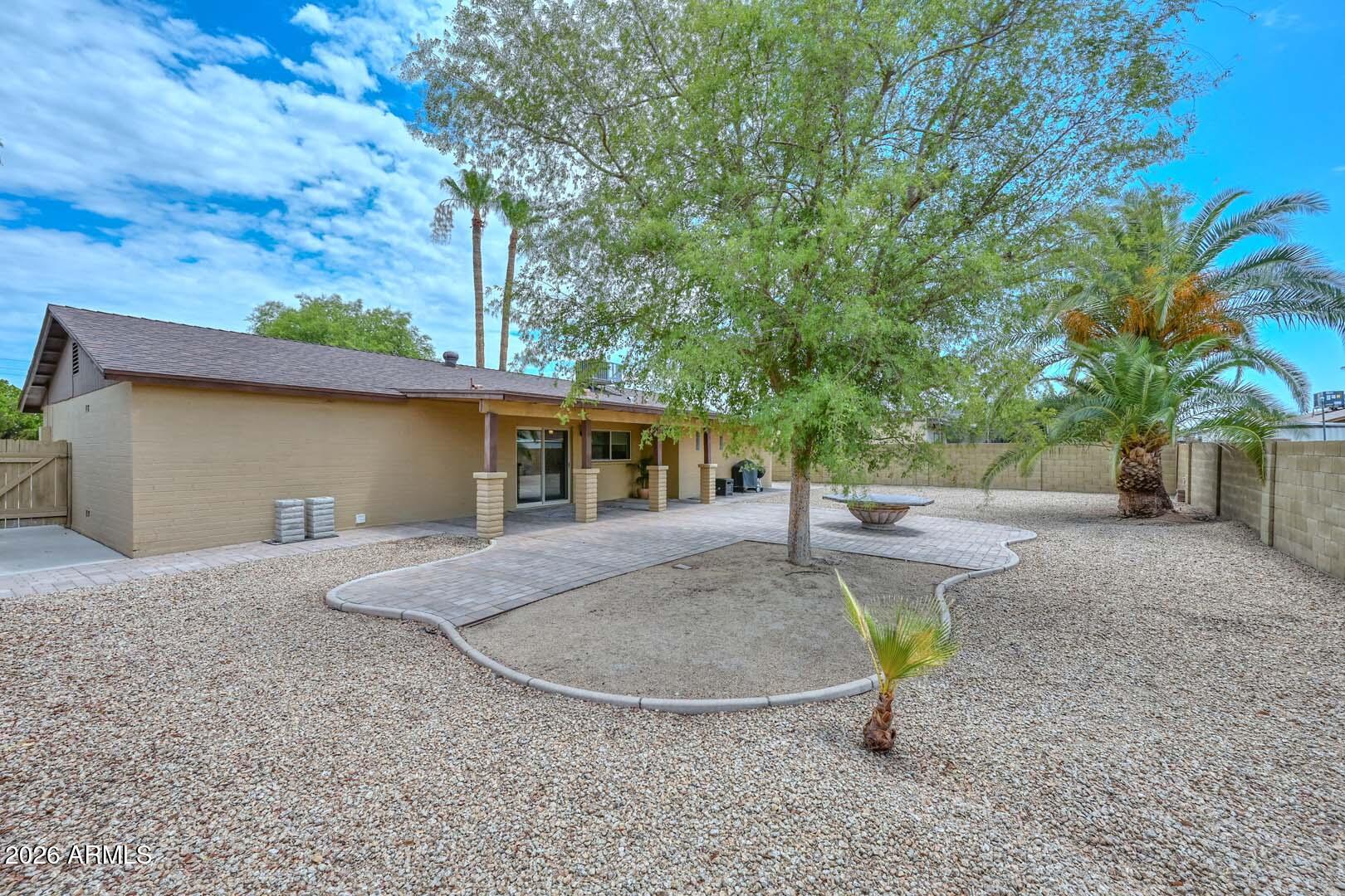 3957 W DESERT HILLS Drive