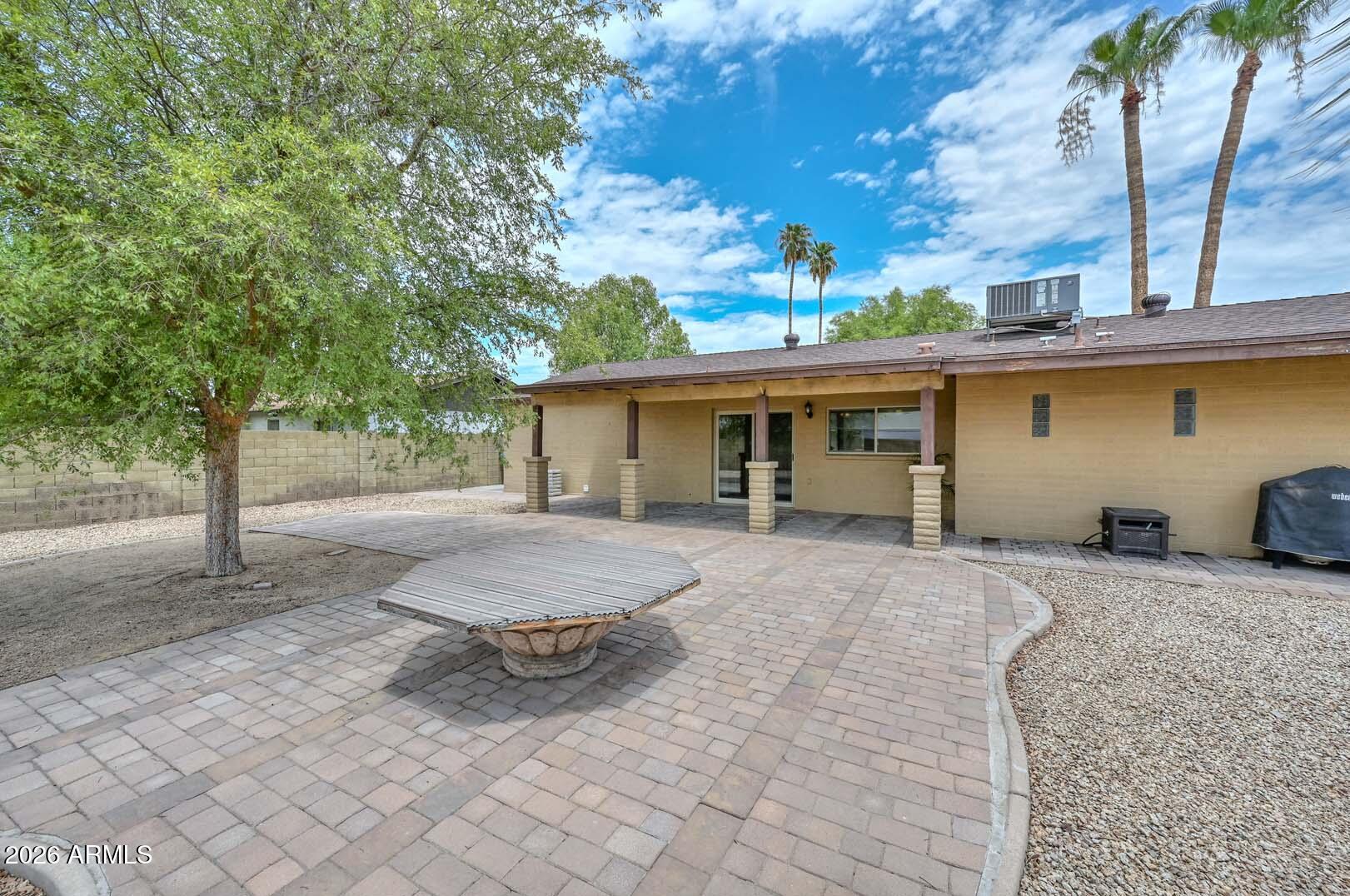 3957 W DESERT HILLS Drive
