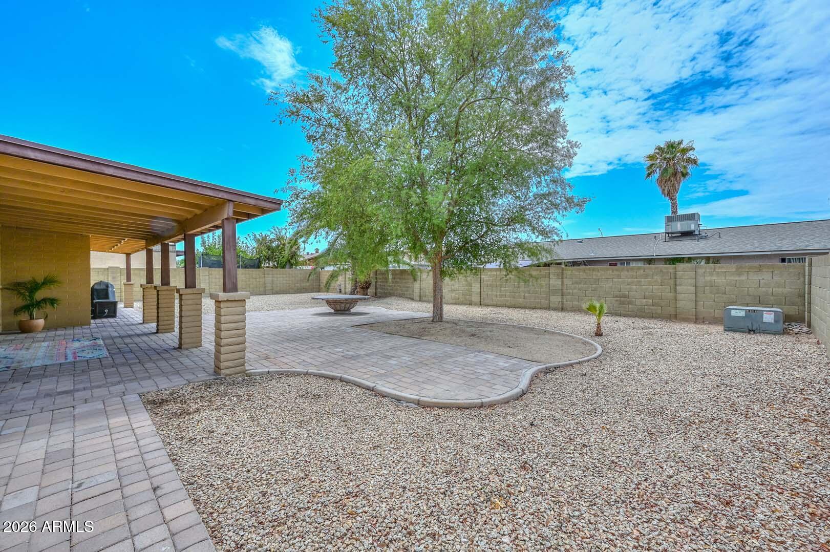 3957 W DESERT HILLS Drive