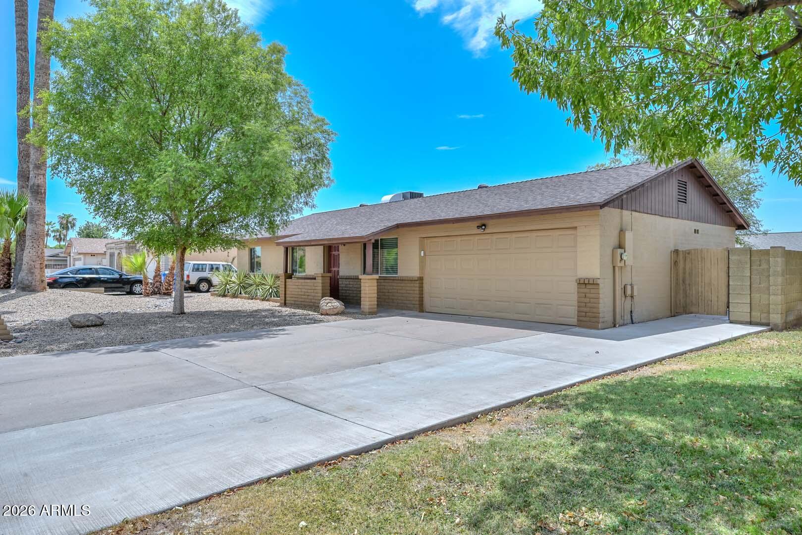3957 W DESERT HILLS Drive