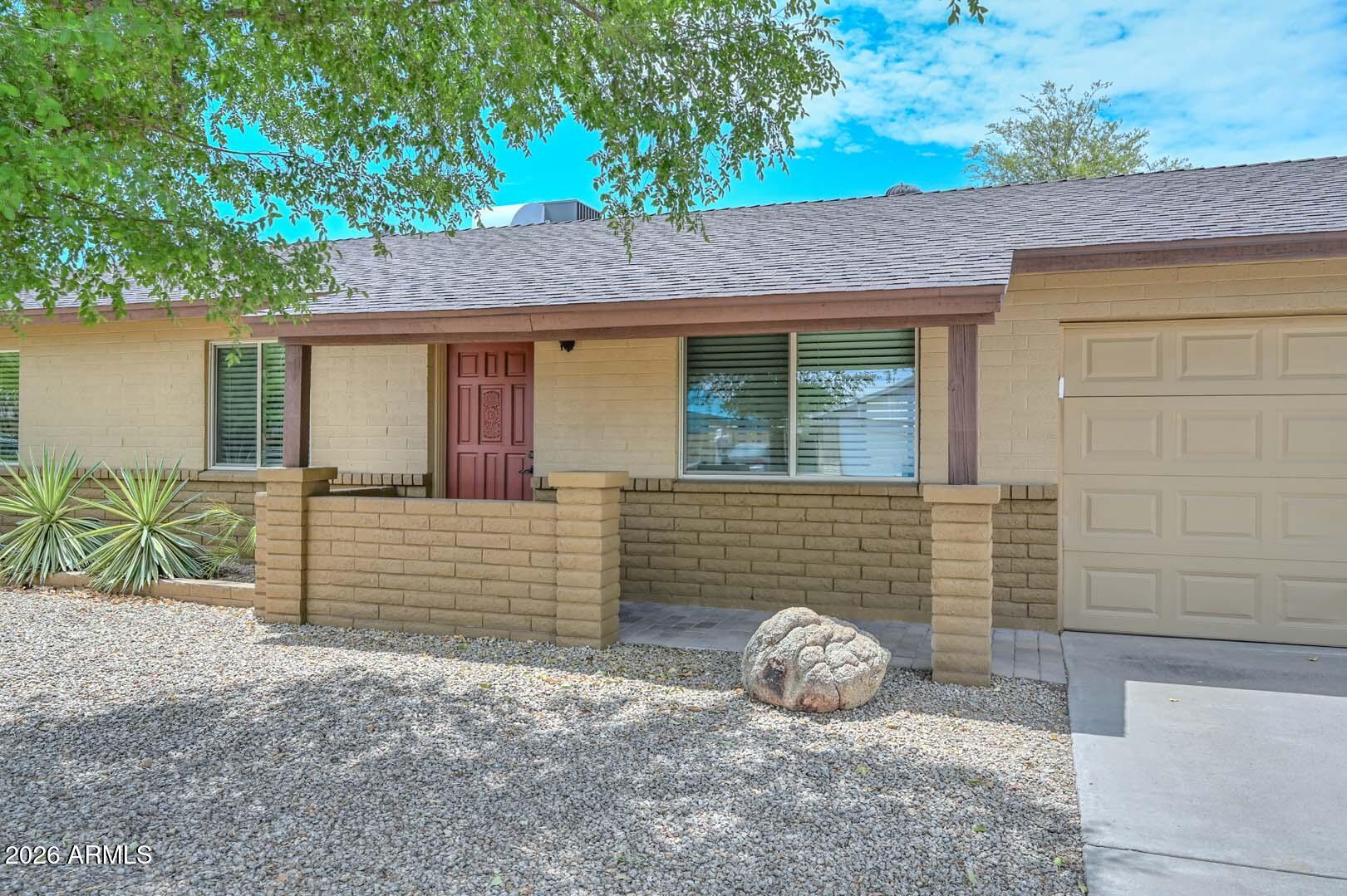3957 W DESERT HILLS Drive