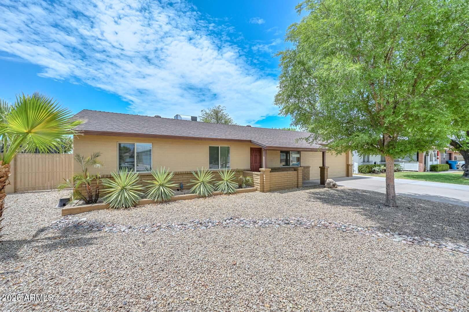 3957 W DESERT HILLS Drive