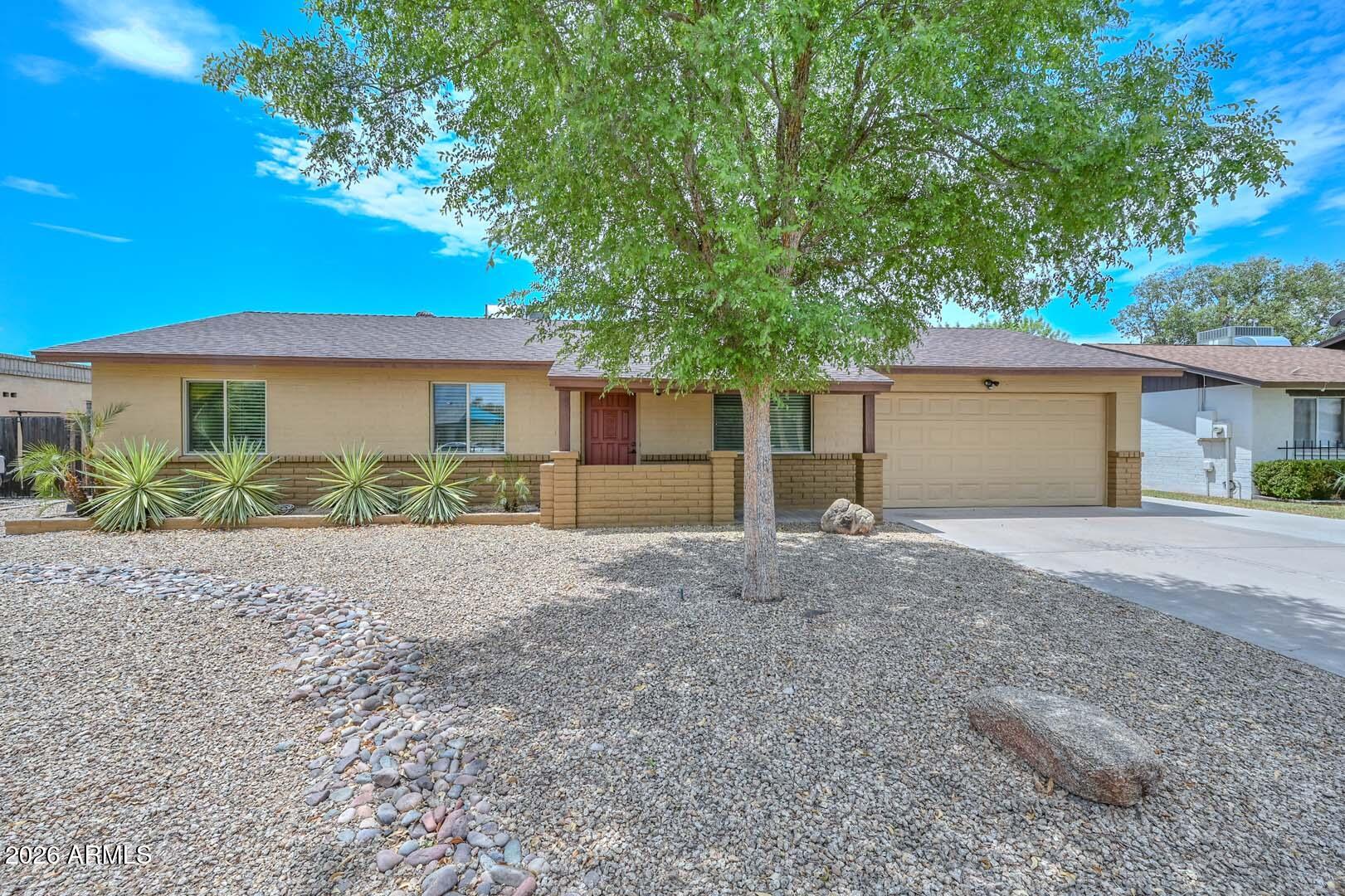 3957 W DESERT HILLS Drive