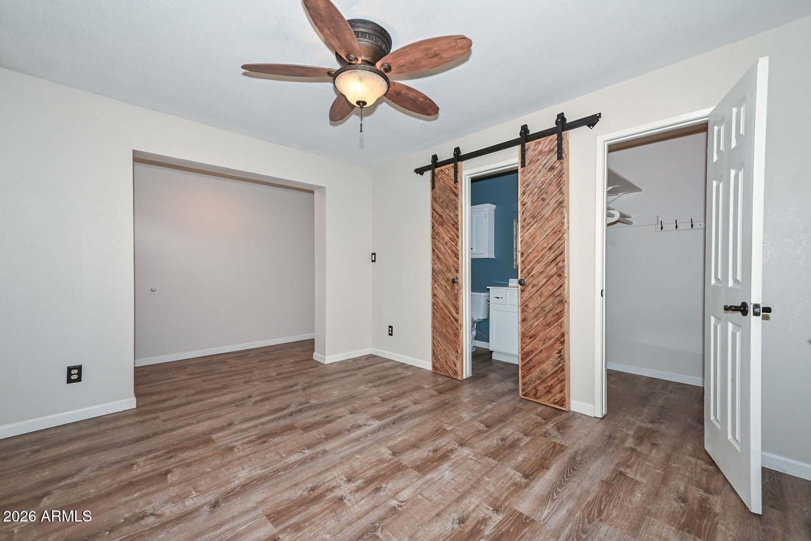 3957 W DESERT HILLS Drive
