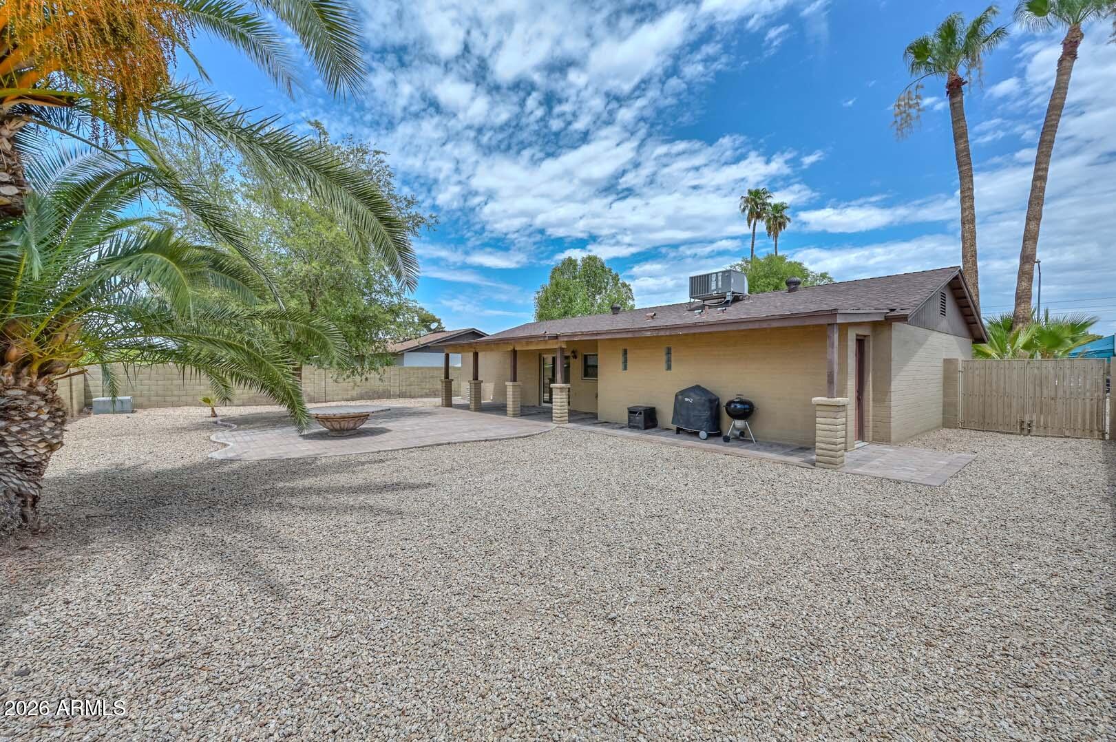 3957 W DESERT HILLS Drive