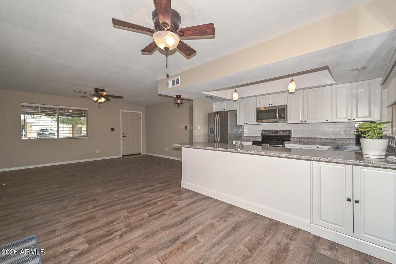 3957 W DESERT HILLS Drive