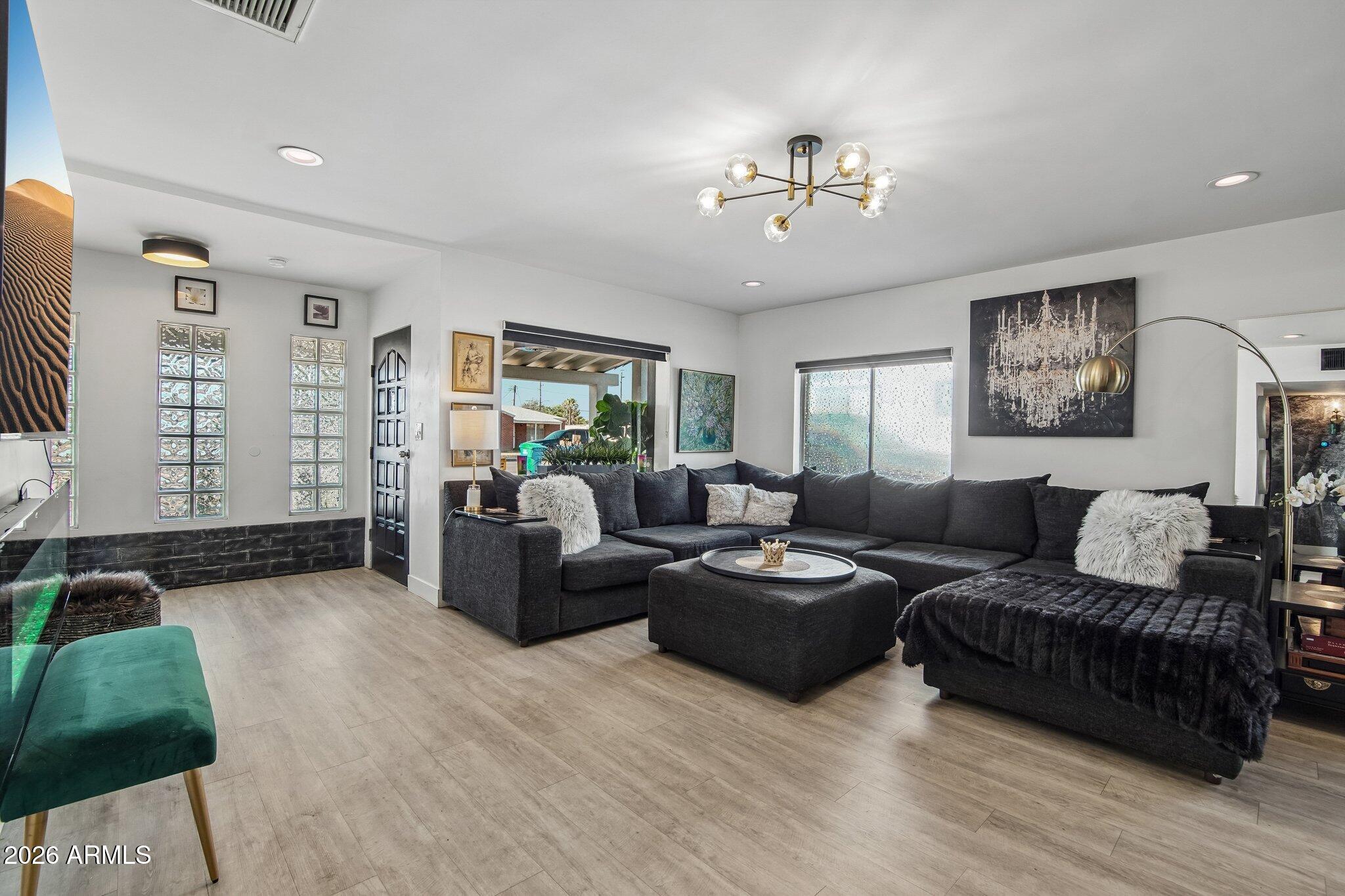 1725 E VERDE Lane