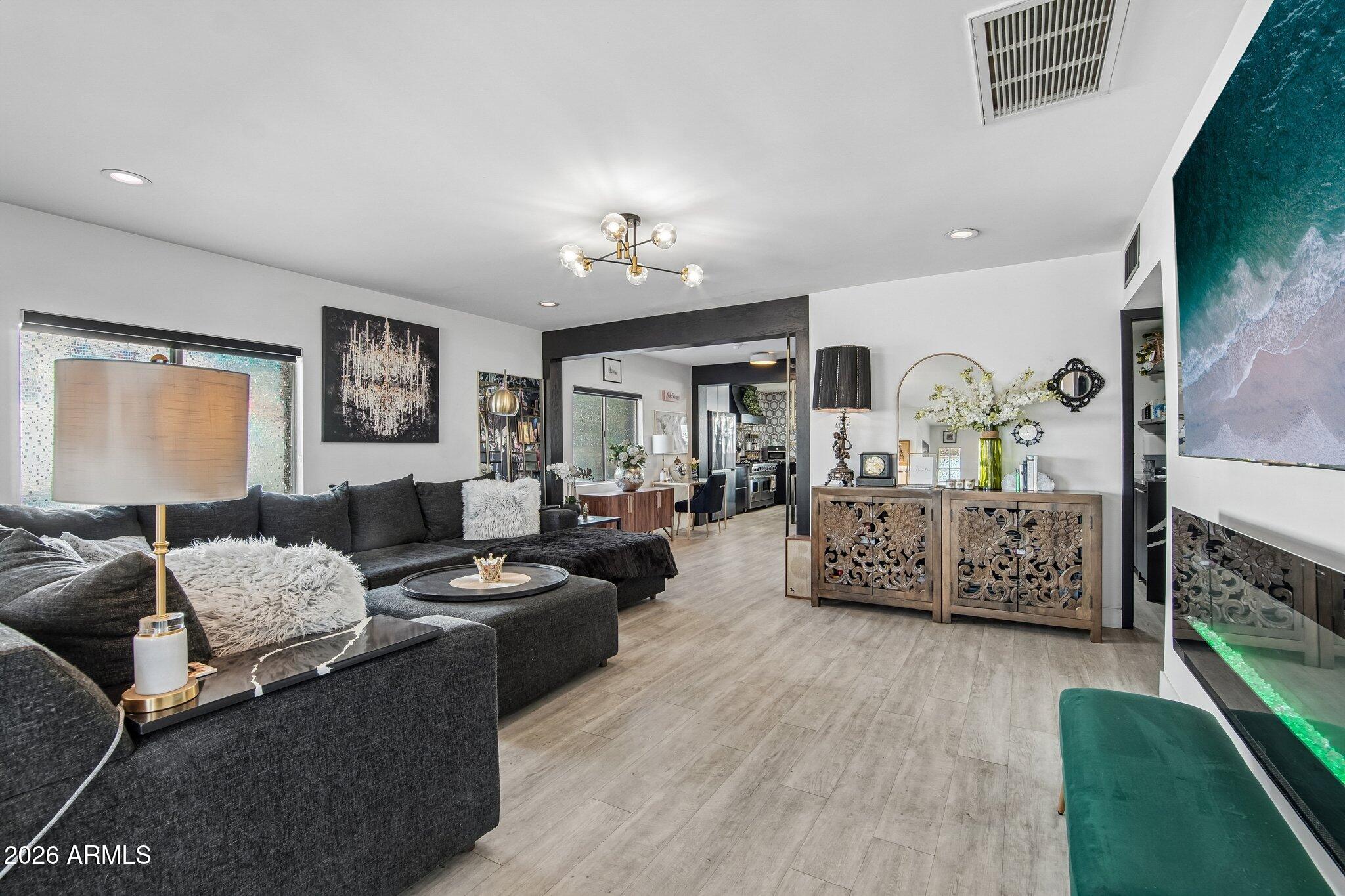 1725 E VERDE Lane