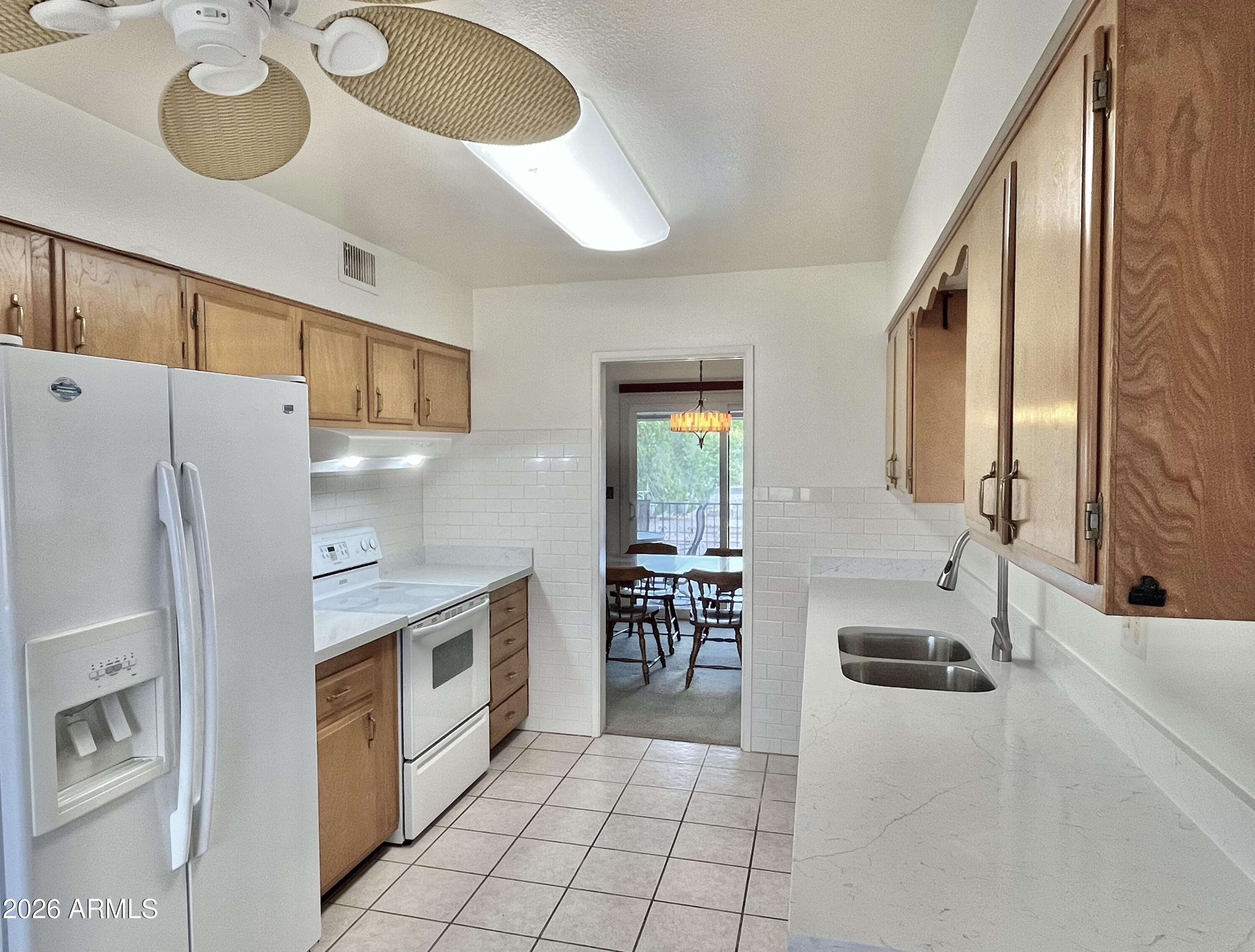 10527 W PRAIRIE HILLS Circle