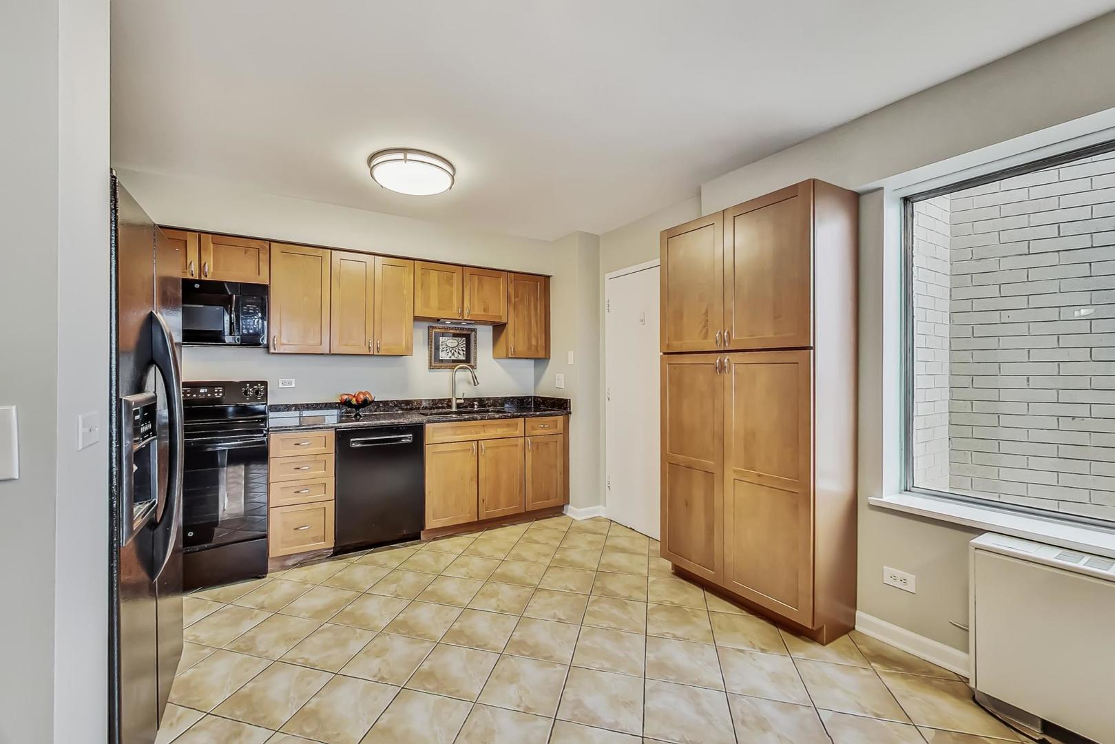 7061 N KEDZIE Avenue Unit: 1608