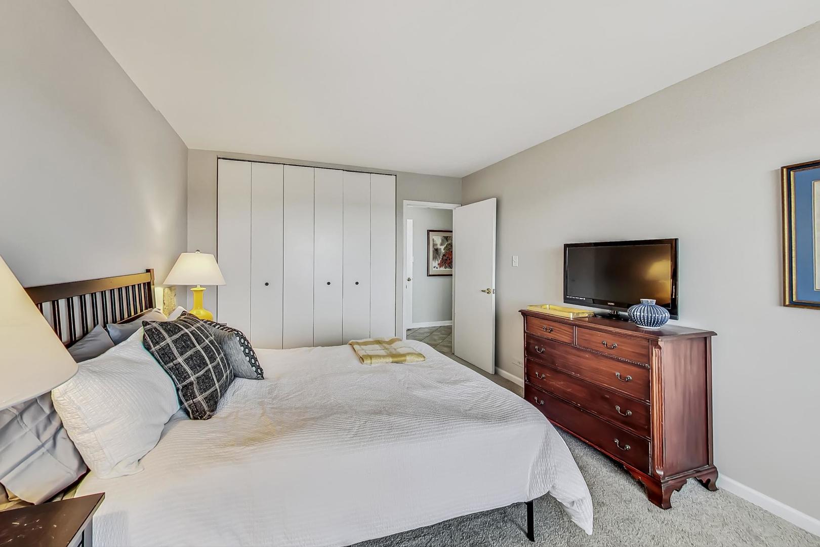 7061 N KEDZIE Avenue Unit: 1608
