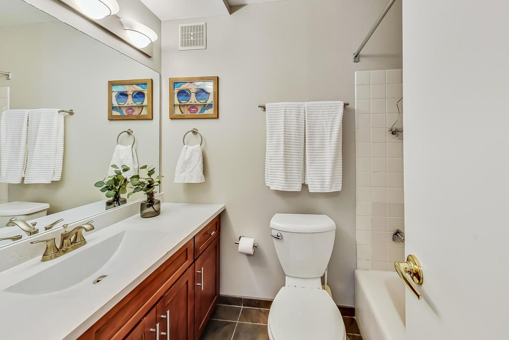 7061 N KEDZIE Avenue Unit: 1608