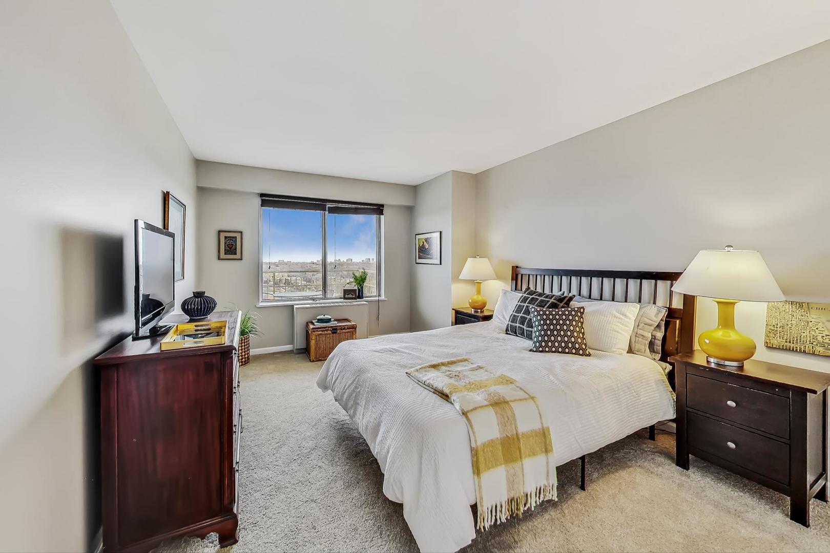 7061 N KEDZIE Avenue Unit: 1608