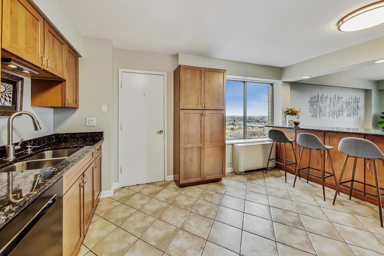 7061 N KEDZIE Avenue Unit: 1608
