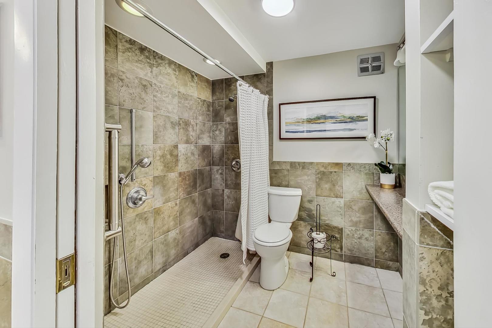 7061 N KEDZIE Avenue Unit: 1608