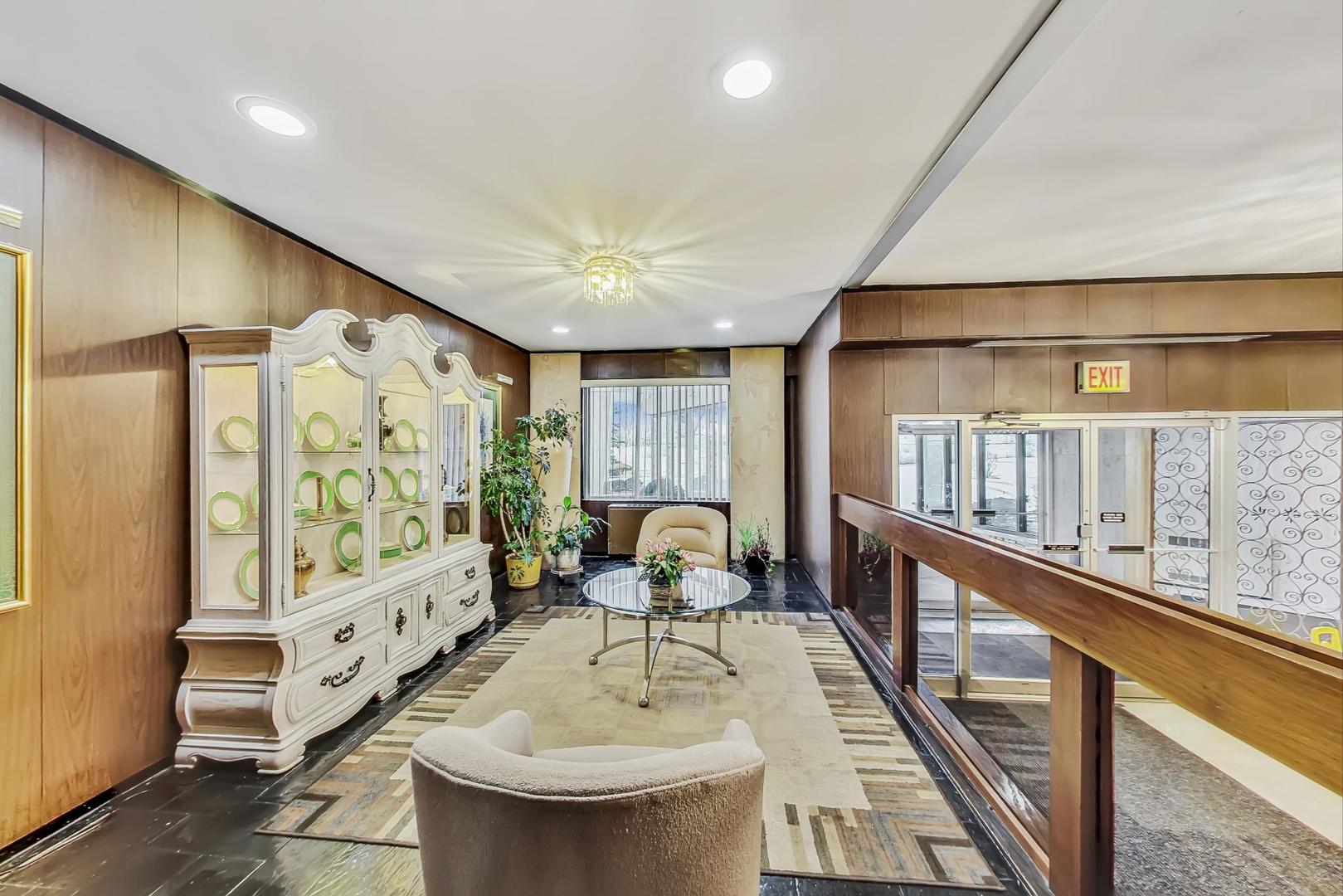7061 N KEDZIE Avenue Unit: 1608