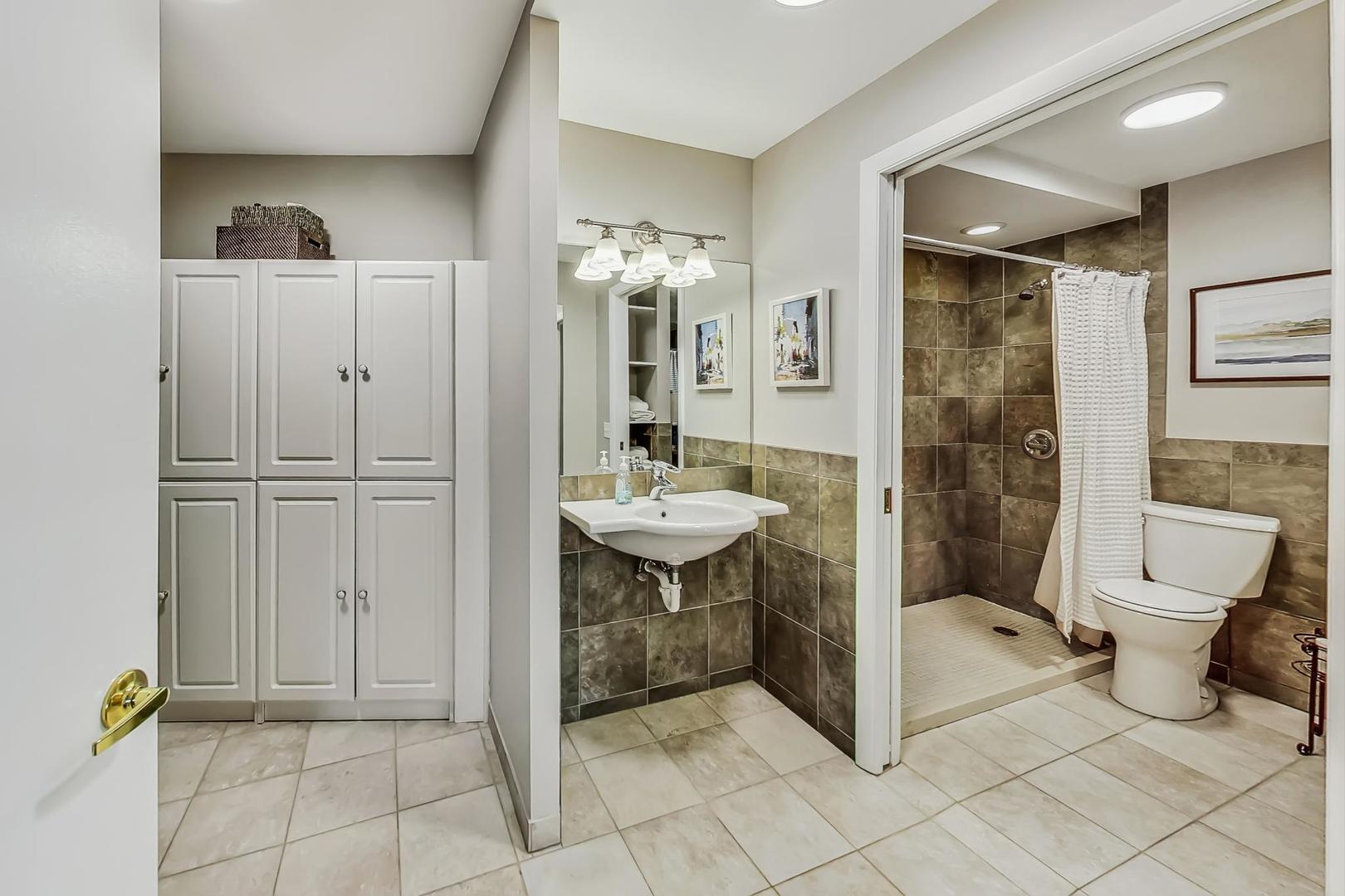 7061 N KEDZIE Avenue Unit: 1608