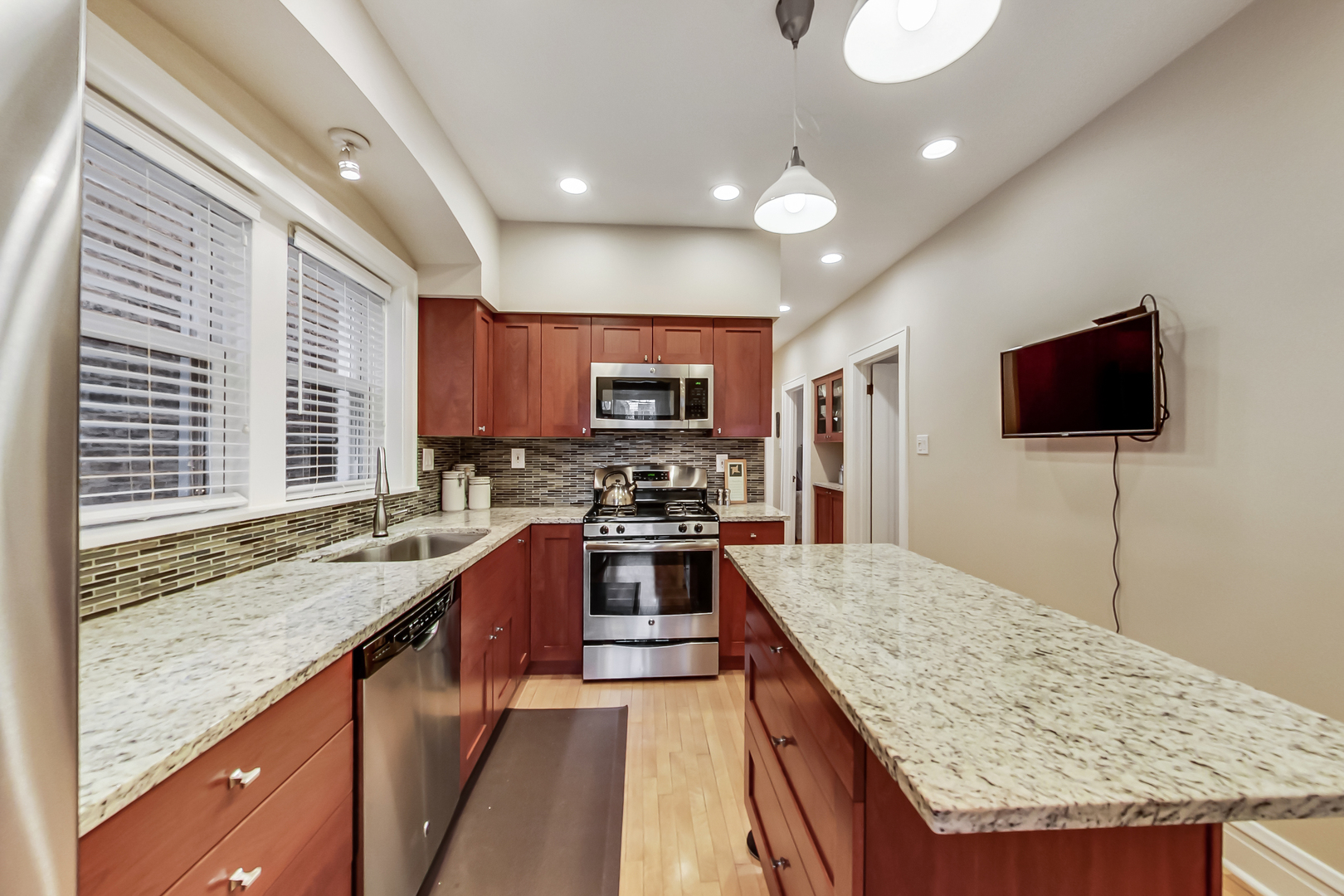 2525 W Argyle Street Unit: 1