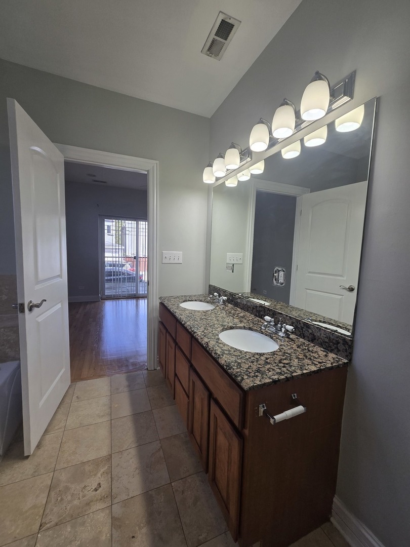 3831 N Kedzie Avenue Unit: GN