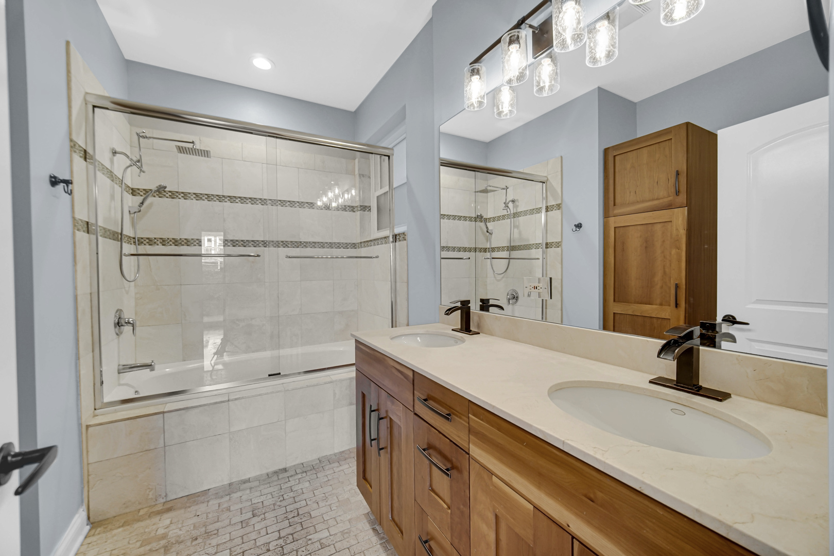 3732 N Kenmore Avenue Unit: 2