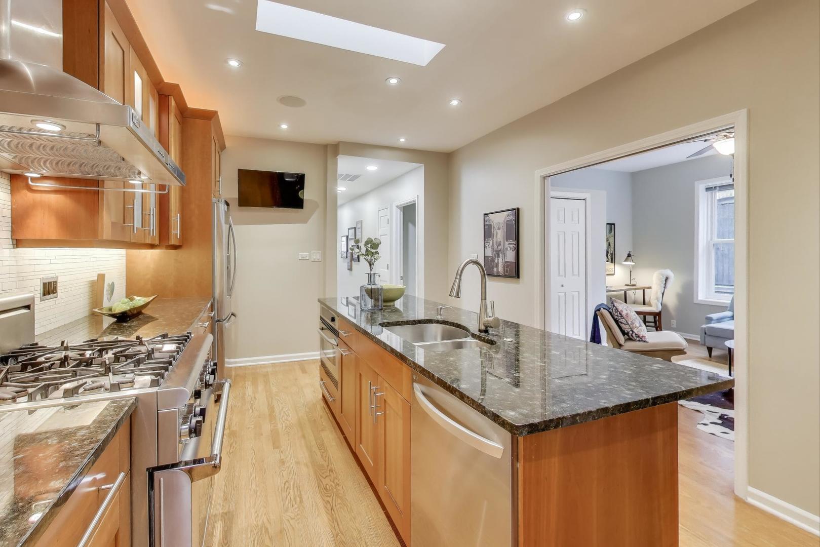 921 W Addison Street Unit: 3B