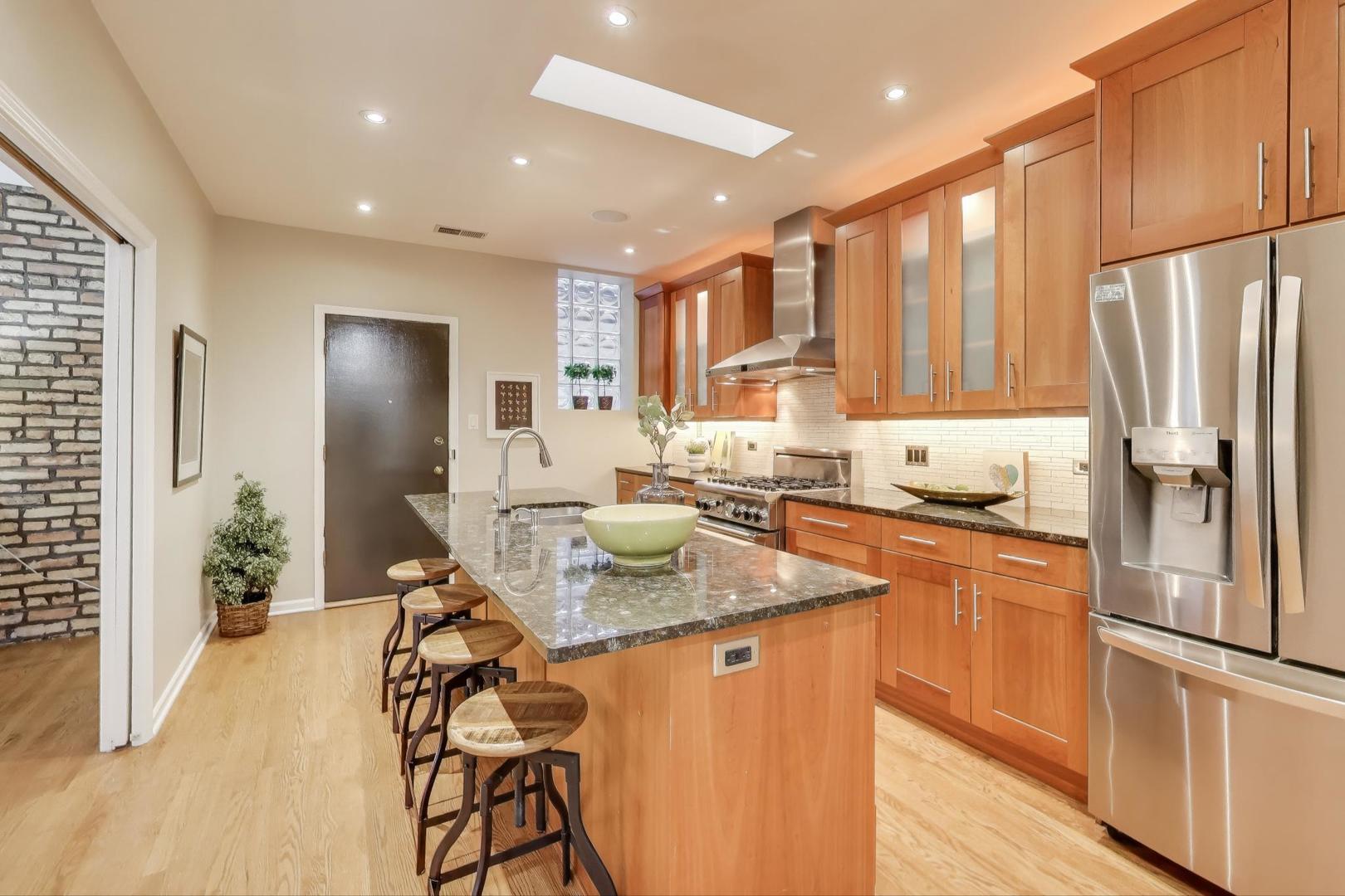 921 W Addison Street Unit: 3B