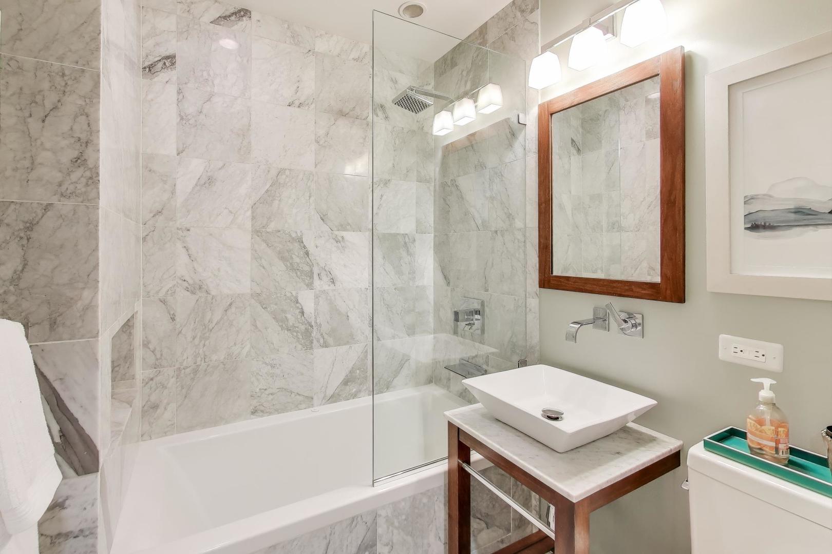 921 W Addison Street Unit: 3B