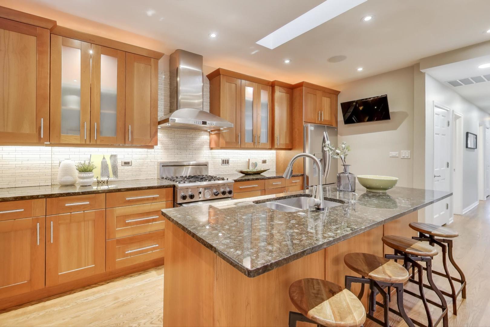 921 W Addison Street Unit: 3B