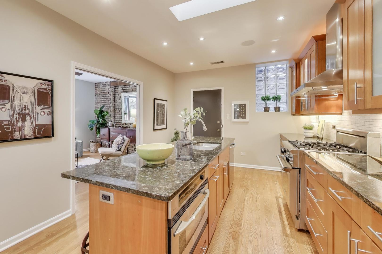 921 W Addison Street Unit: 3B