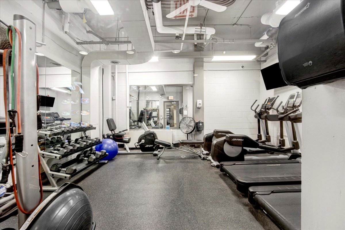 1850 N Clark Street Unit: 2709