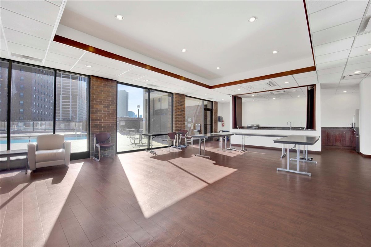 1850 N Clark Street Unit: 2709