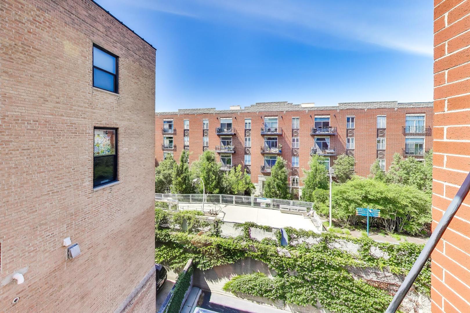 2330 W St Paul Avenue Unit: 401