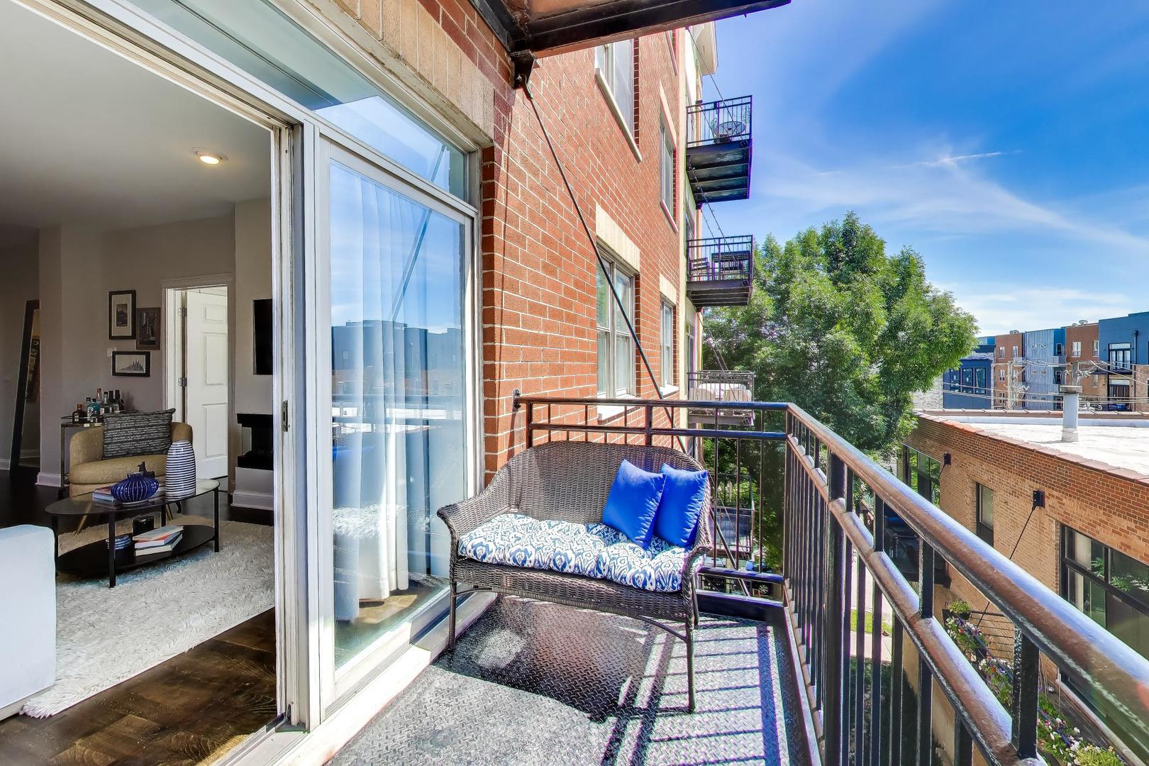 2330 W St Paul Avenue Unit: 401
