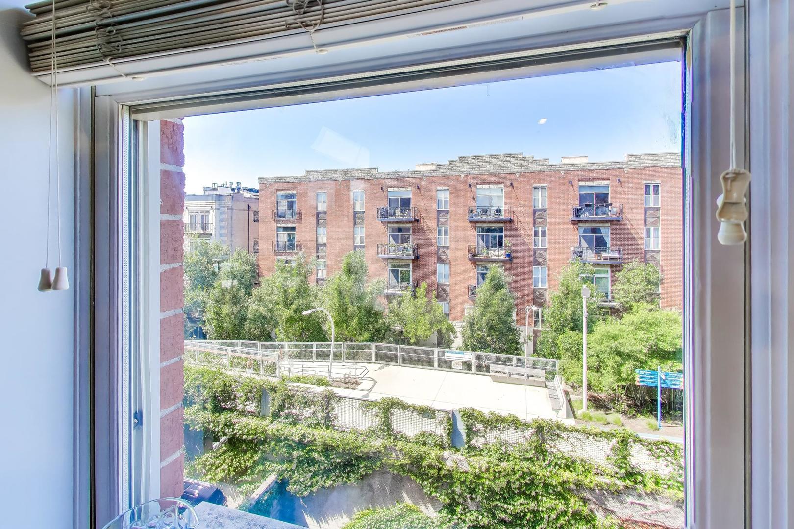 2330 W St Paul Avenue Unit: 401
