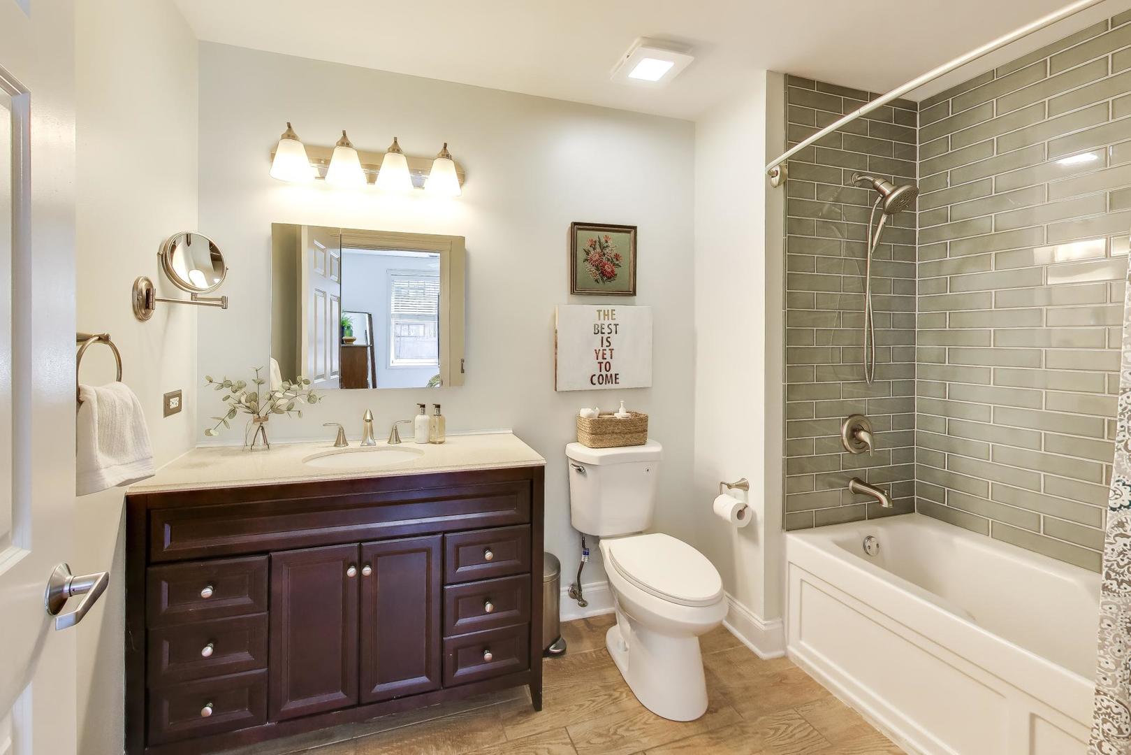 2330 W St Paul Avenue Unit: 401