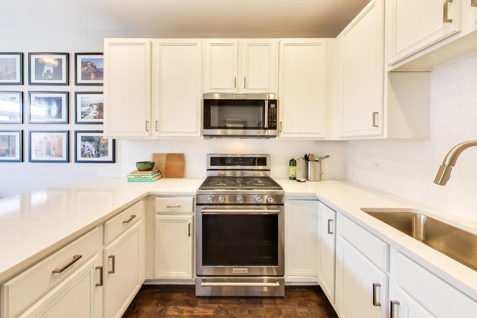 2330 W St Paul Avenue Unit: 401
