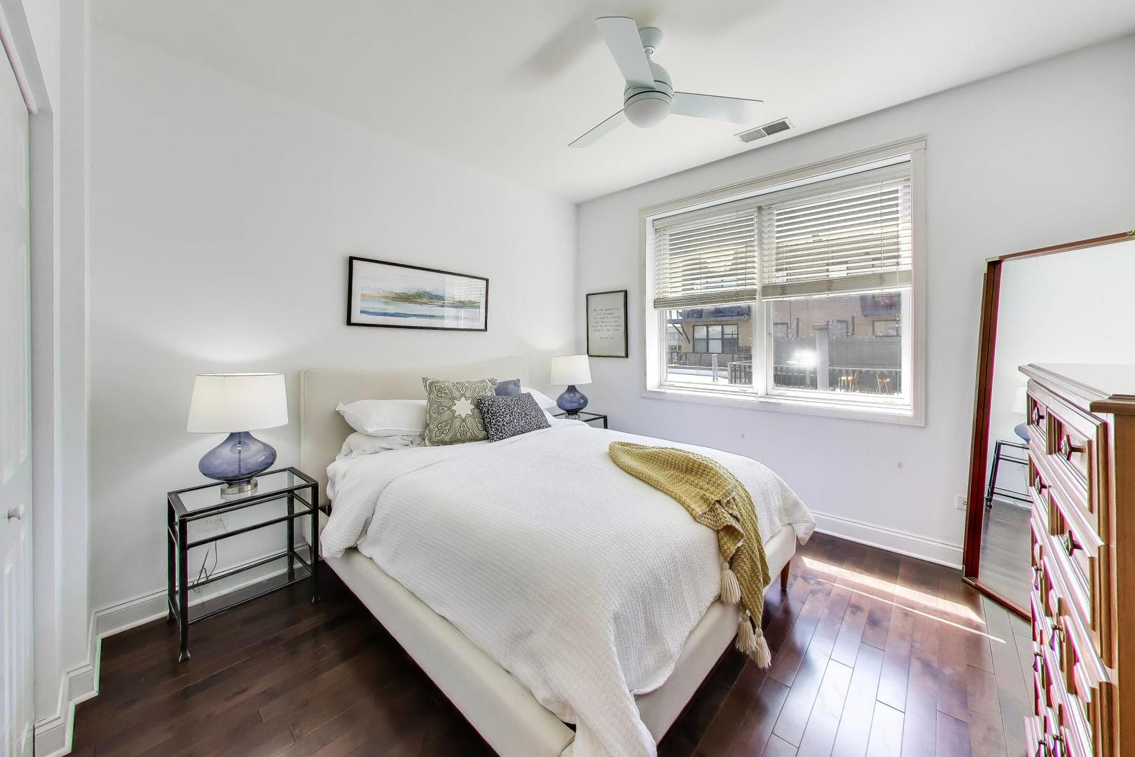 2330 W St Paul Avenue Unit: 401