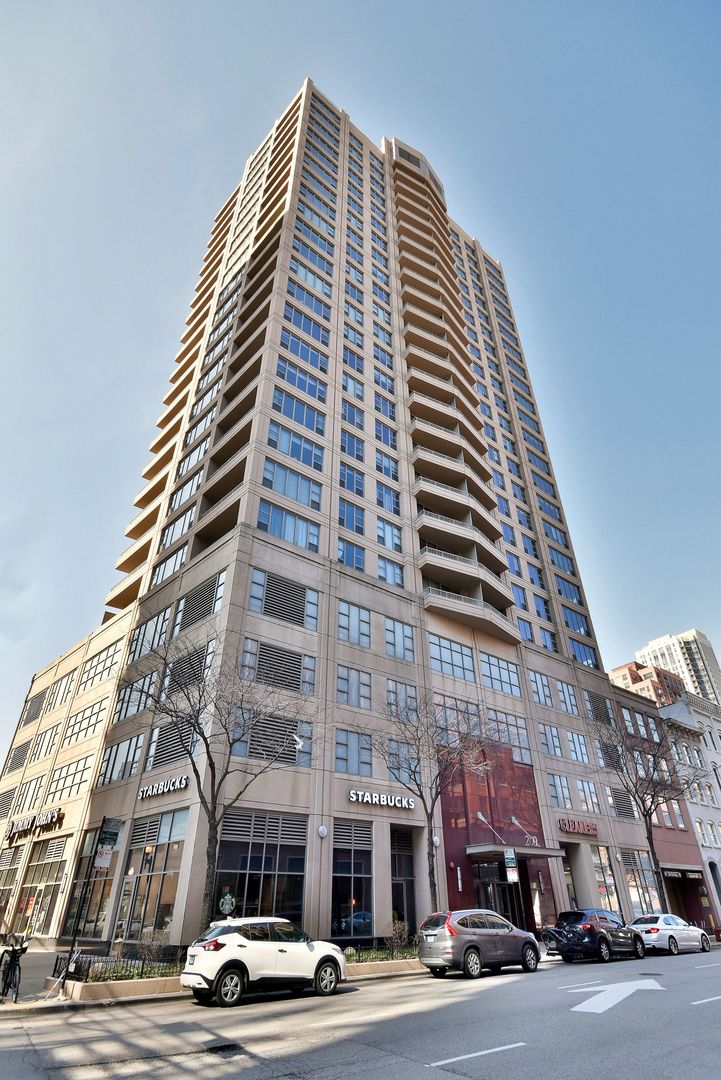 200 N JEFFERSON Street Unit: 2106