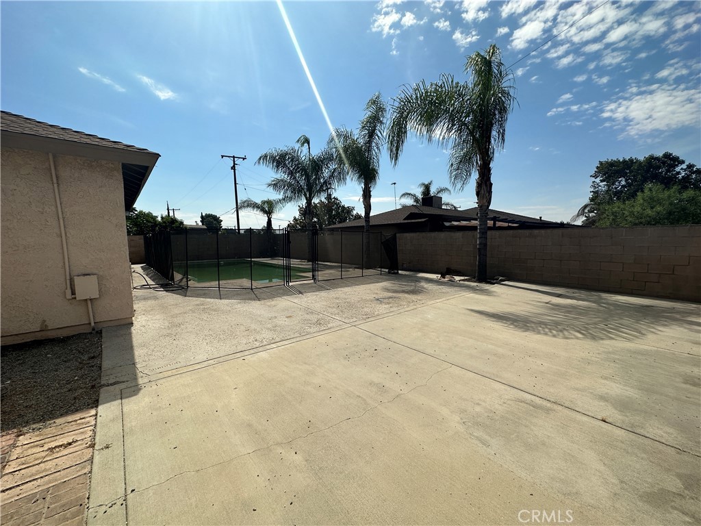 369 W Montrose Street