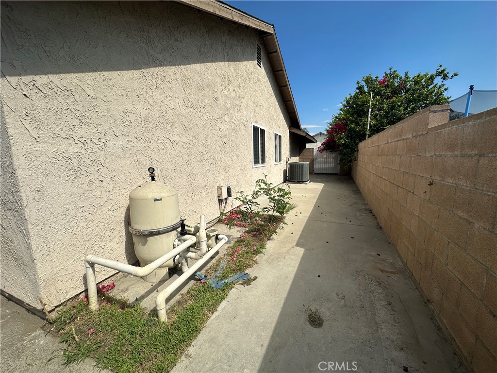 369 W Montrose Street