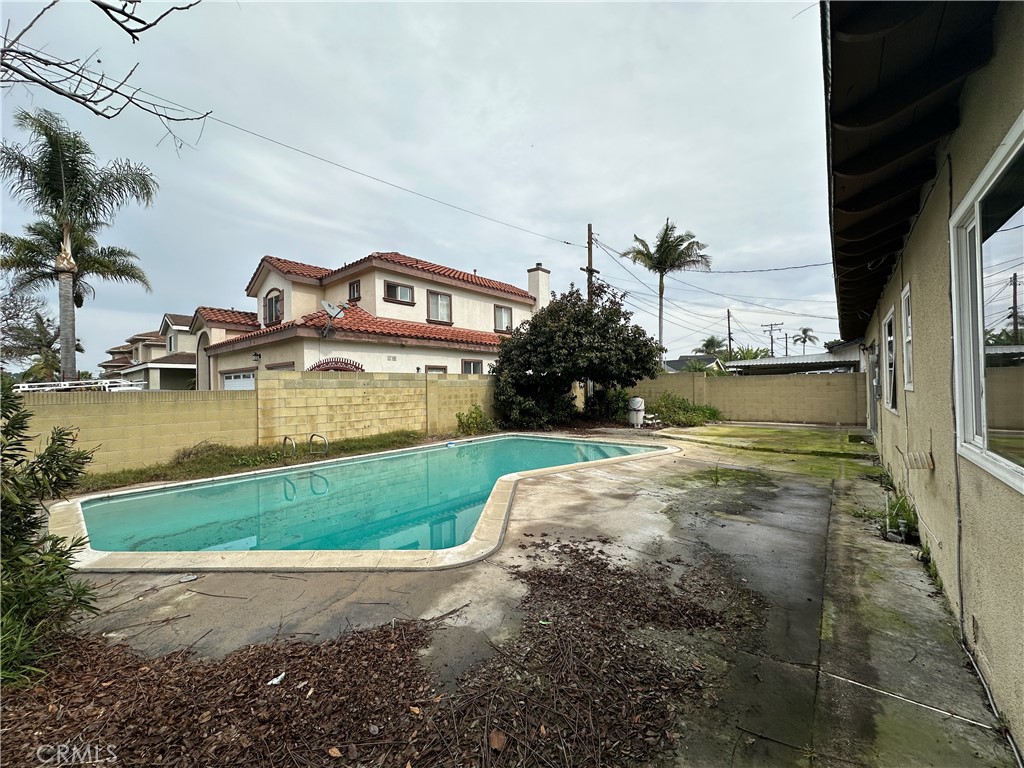 2033 W Elm Avenue