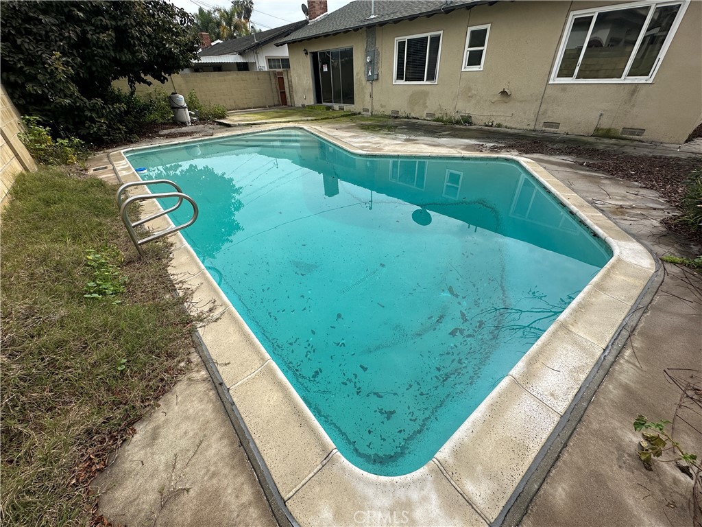 2033 W Elm Avenue