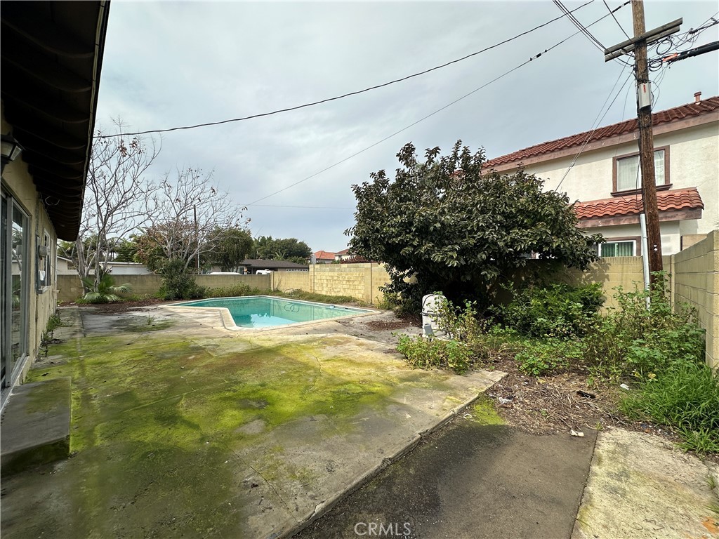 2033 W Elm Avenue