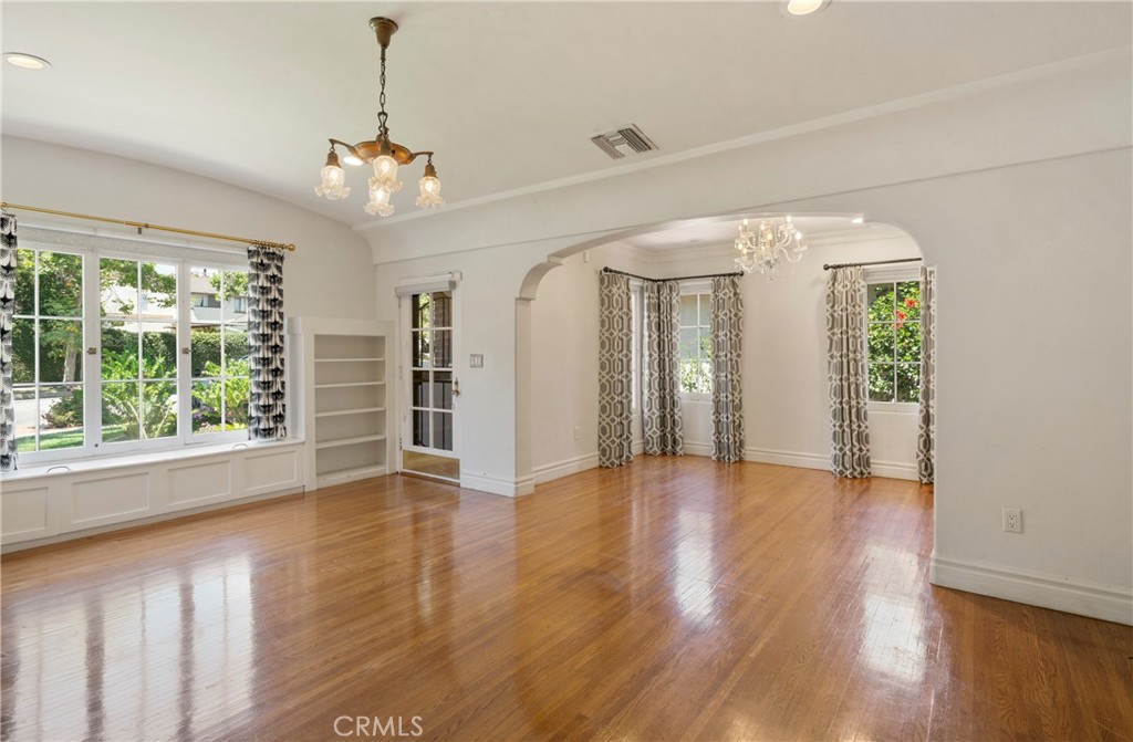 520 W 10th Street
