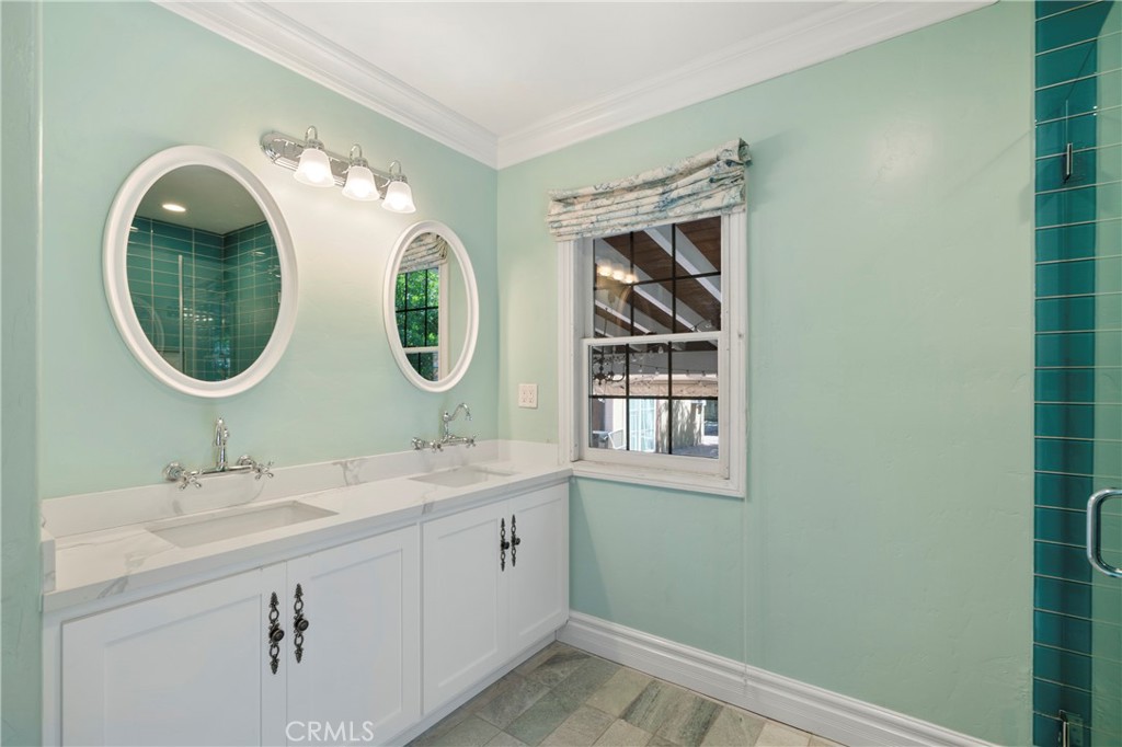 520 W 10th Street