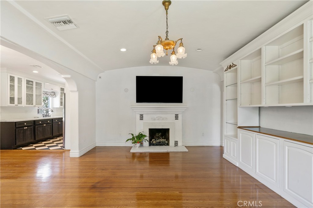 520 W 10th Street
