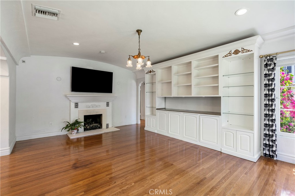 520 W 10th Street