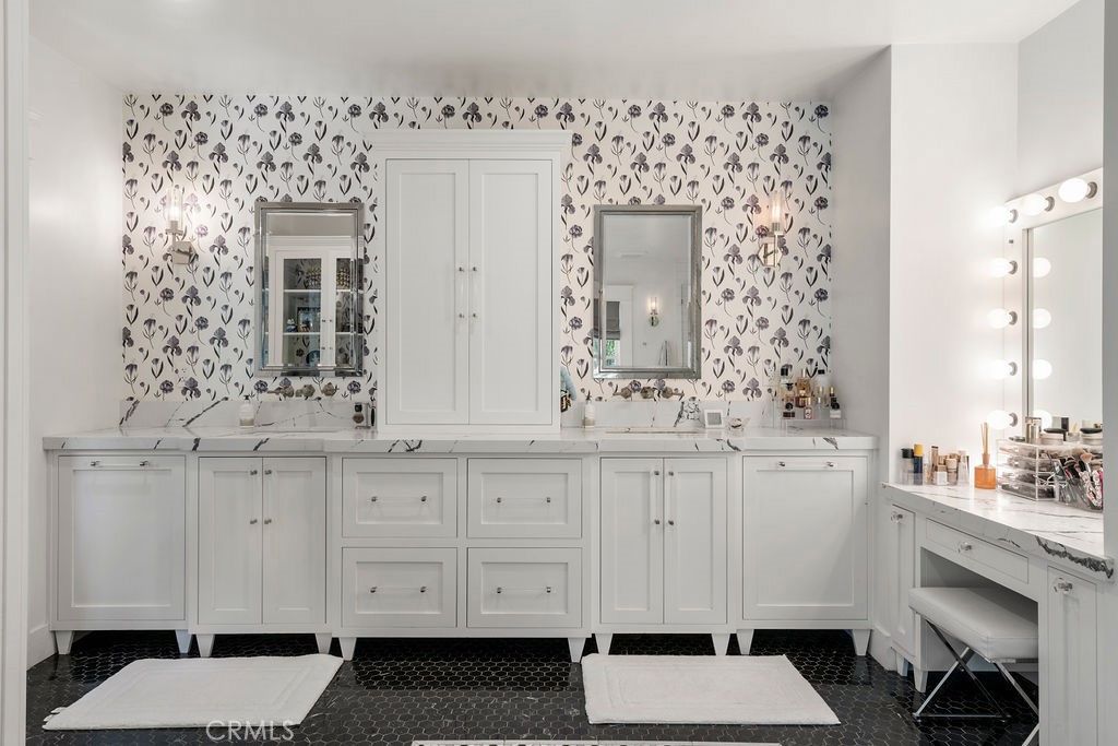 1009 N College Avenue